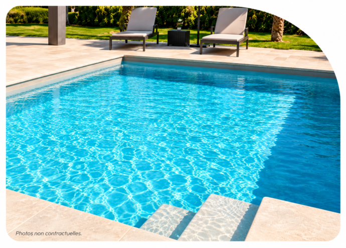 Piscine moderne sous le soleil